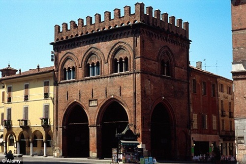 Phần vương miện của bức tượng bị rơi xuống đất và vỡ tan