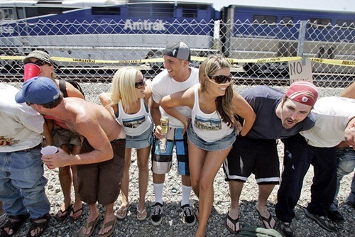 Kỳ quặc lễ hội... khoe vòng 3 trước tàu hỏa ở Mỹ - 3 Giới trẻ hào hứng khoe vòng 3 trước đoàn tàu hỏa