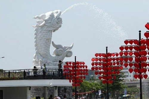 Những điểm nổi bật khiến Đà Nẵng “đốn tim” du khách - 3 Những ổ khóa tình yêu được treo trên lan can