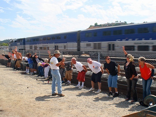 Kỳ quặc lễ hội... khoe vòng 3 trước tàu hỏa ở Mỹ - 4 Đây là một trong những ngày hội kỳ quặc nhất nước Mỹ