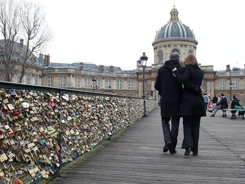 Gần một triệu ổ khóa trên cầu tình yêu ở Paris sẽ bị "khai tử" - 4 Dạo bước trên cây cầu nổi tiếng