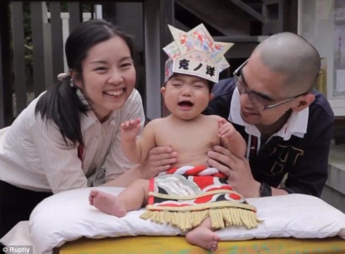 Lễ hội kỳ lạ, trẻ khóc càng to, bố mẹ càng... sướng - 4 Bà mẹ vui mừng khi thấy con mình khóc lớn