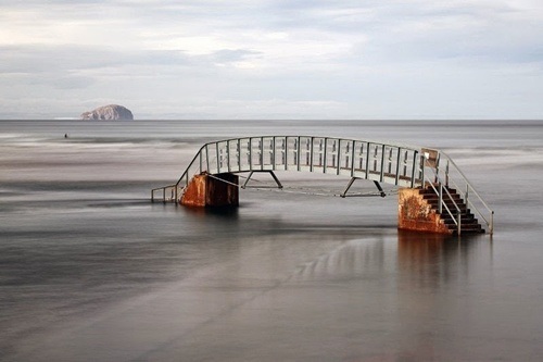 Lối đi bị phủ kín bởi làn nước