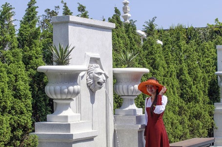 Làng Pháp - Nơi trải nghiệm bình yên - 5 Nụ cười “làm say lòng người” của những cô phục vụ