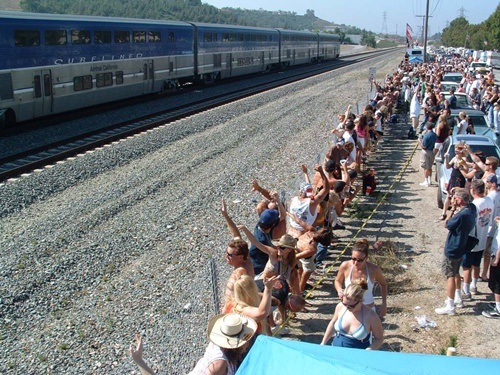 Kỳ quặc lễ hội... khoe vòng 3 trước tàu hỏa ở Mỹ - 5 Vẫy tay chào đoàn tàu