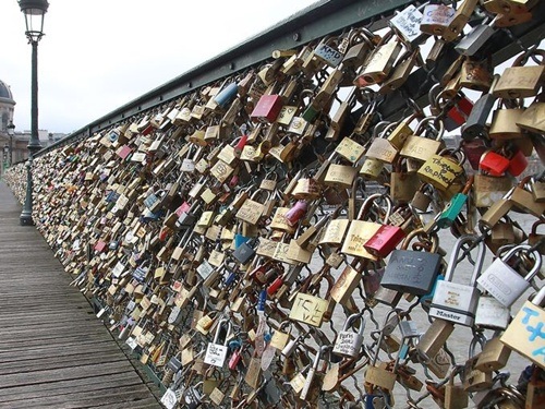 Gần một triệu ổ khóa trên cầu tình yêu ở Paris sẽ bị "khai tử" - 5 Sắp tới, hàng rào thép đầy ổ khóa sẽ không còn nữa