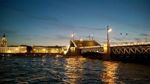 Không ngủ cùng lễ hội “Đêm trắng” nơi Bắc bán cầu - 5 Xem cầu mở là hoạt động truyền thống trong lễ hội đêm trắng