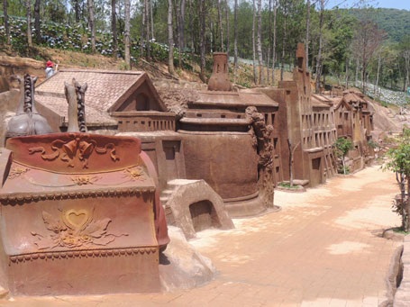 Mái nhà, vườn chuối, dàn bí đỏ, là những biểu tượng chế độ mẫu hệ của người K’ho, Chu Ru bản địa