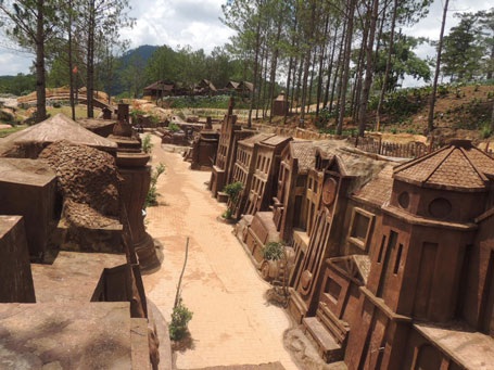 Mái nhà, vườn chuối, dàn bí đỏ, là những biểu tượng chế độ mẫu hệ của người K’ho, Chu Ru bản địa