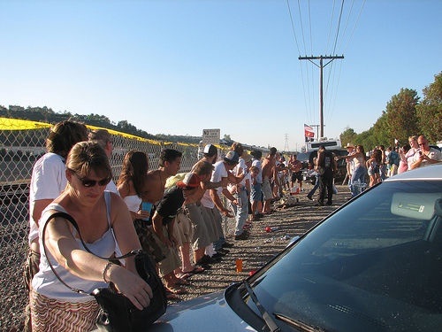 Kỳ quặc lễ hội... khoe vòng 3 trước tàu hỏa ở Mỹ - 6 Hàng ngàn người tới dự mỗi năm