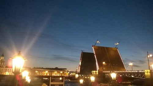 Không ngủ cùng lễ hội “Đêm trắng” nơi Bắc bán cầu - 6 Các cầu trên sông sẽ mở đến 5 giờ sáng để tàu bè đi lại