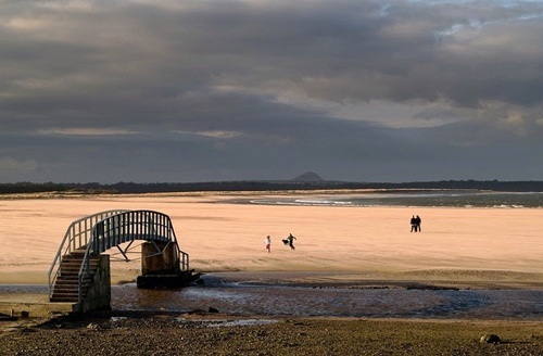 Nhiều người thích tụ tập ở cầu để chụp ảnh vào thời điểm thủy triều chuẩn bị dâng cao