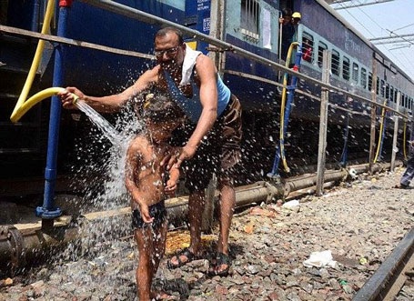 Người Ấn Độ tìm cách giải nhiệt khi trời nóng 47 độ C - 2 Nhiệt độ cao nhất ghi nhận được là 47,7 độ C ở tỉnh Andhra Pradesh. (Nguồn: CCTV)