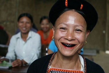 Về thăm tộc người "nhỏ bé" nhất Việt Nam - 1 Người phụ nữ Lự thường có hàm răng đen bóng