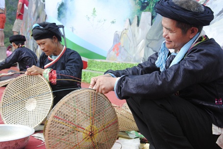 Thi đan nón lá của dân tộc Giấy.