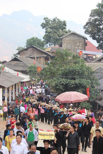 Lễ dâng hương miếu Ông, miếu Bà.