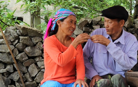 Những đôi “ tình nhân” gặp lại nhau. Họ cùng nhau uống rượu và tâm sự.