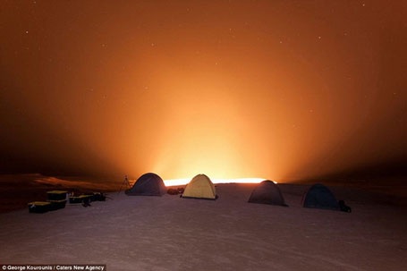 Vào ban đêm, ánh lửa từ miệng hố chiếu sáng cả một vùng. (Nguồn: dailymail.co.uk)