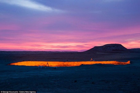 Miệng hố có đường kính khoảng 70m, nằm cách thủ đô Ashgabat 260km. (Nguồn: dailymail.co.uk)