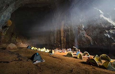 Cắm trại trong Sơn Đoòng. Ảnh: RYAL DEBOODT