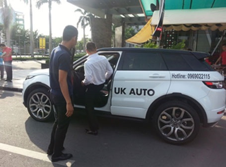 UK Auto tổ chức lái thử xe Jaguar Land Rover - 3 Khách hàng được nhân viên UK Auto tư vấn và hướng dẫn cách sử dụng xe tận tình