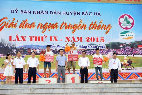 Vận động viên Vàng Văn Quyết (Na Hối) vui mừng khi bảo vệ thành công chức vô địch