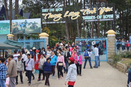 Du khách lên Đà Lạt “trốn nóng” tăng đột biến - 2 Nắng nóng bất thường lượng du khách lên Đà Lạt “trốn nóng” tăng đột biến