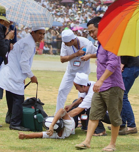 Một vận động viên khi bị ngã đã được các bác sỹ chăm sóc