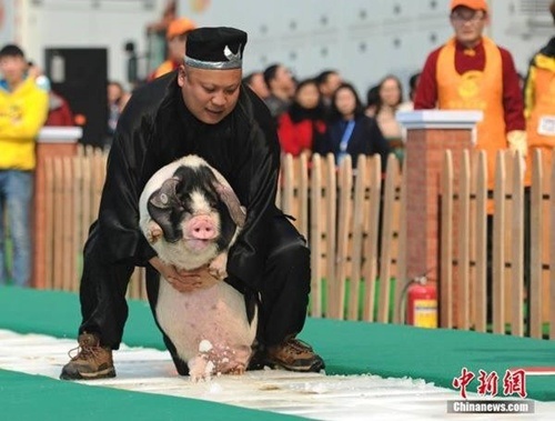 Muôn kiểu thi chạy lạ đời nhất thế giới - 5 Cuộc thi lạ lùng này được tổ chức thường niên tại tỉnh Hồ