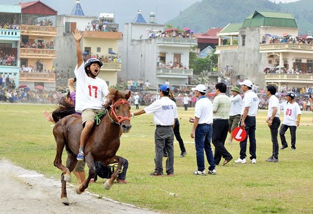 Trao giải Nhất, Nhì, Ba cho các vận động viên
