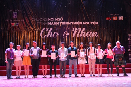 EIV hướng về trẻ em vùng cao qua đêm nhạc gây quỹ - 4 Trao tặng chứng chỉ Thiện nguyện quốc tế cho các tình nguyện viên.