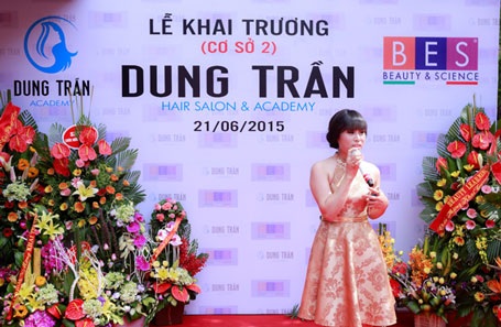 Tưng bừng khai trương Hair salon & Academy Dung Trần cơ sở 2 - 1 NTMT Dung Trần – bà chủ tài năng của Dung Trần Academy xúc động phát biểu trong buổi lễ khai trương
