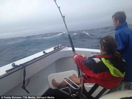 Kinh ngạc người phụ nữ 56 tuổi tóm gọn “thủy quái” khổng lồ