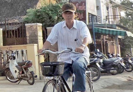 Chuyện kể về ông Nguyễn Sự - người giữ vóc dáng Hội An - 1 Bí thư Thành ủy Hội An Nguyễn Sự thong dong đạp xe khắp các con phố cổ