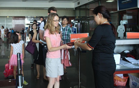 Khi bài toán visa được tháo gỡ - 1 Việc tháo gỡ những bất cập về visa cần được xem là