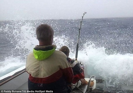 Sau khi biết con cá mắc câu, bà đã dùng sức mình để kéo con thủy quái lại gần thuyền.