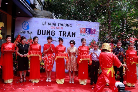 Tưng bừng khai trương Hair salon & Academy Dung Trần cơ sở 2 - 4 NTMT Dung Trần (giữa) cùng các tên tuổi uy tín trong ngành tóc Việt cắt băng khai trương