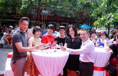 Tưng bừng khai trương Hair salon & Academy Dung Trần cơ sở 2 - 5 Nâng ly chúc mừng cho sự thành công của thương hiệu đào tạo nghề tóc uy tín