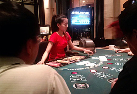 “Địa ngục đỏ đen ” ở Phnom Penh - 1 Một bàn chơi bài Poker