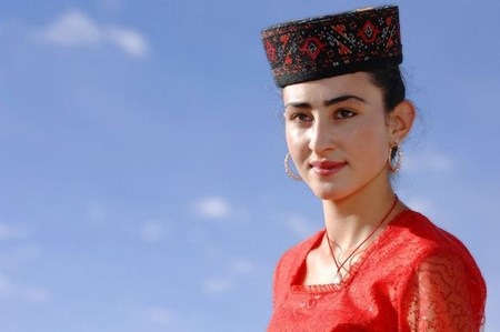 Một cô gái da trắng thuộc tộc người Tajik