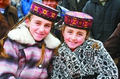 Một cô gái da trắng thuộc tộc người Tajik