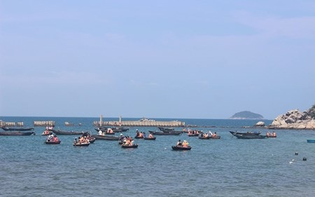 Khu chợ hải sản nằm lọt thỏm giữa núi và biển.