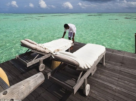 Mỗi biệt thự bao gồm một tầng thượng cùng phòng tắm tuyệt đẹp hướng ra các đầm phá.