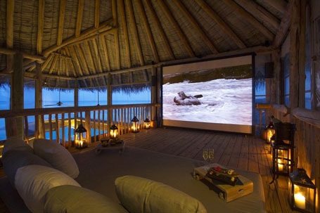 Hay xem bộ phim lãng mạn trong không gian tiện nghi, bên ngoài là tiếng sóng vỗ nhẹ nhàng