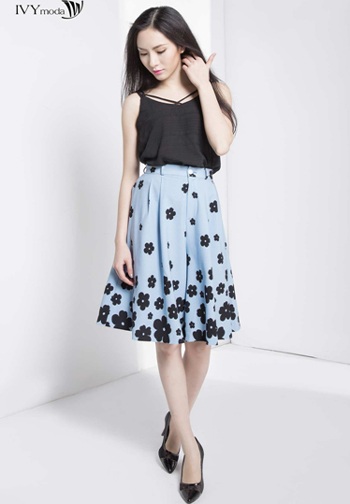 Chiếc váy mang đậm dấu ấn nhiệt đới thể hiện bức tranh thiên nhiên mang màu sắc tươi tắn