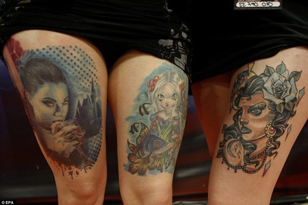 Chiếc đầu hói cũng trở thành nơi để sang tác. (Nguồn: Dailymail)