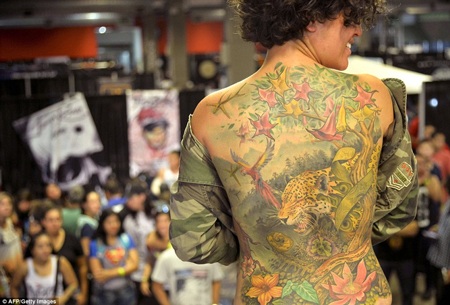 Không có đau thương thì không có kết quả, người đàn ông này đang nhuộm lợi. (Nguồn: dailymail)