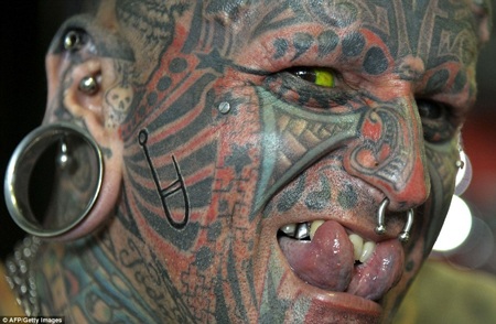 Victor Peralta (Argentina) thu hút sự chú ý của mọi người nhờ ‘lưỡi rắn.’ (Nguồn: Dailymail)