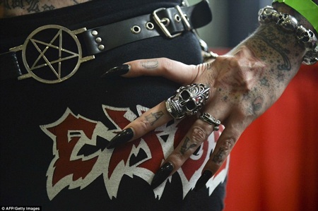 Không chỉ nhuộm từ đầu tới chân, Maria Christerna xiên rang nanh và khuyên lưỡi. (Nguồn: Dailymail)