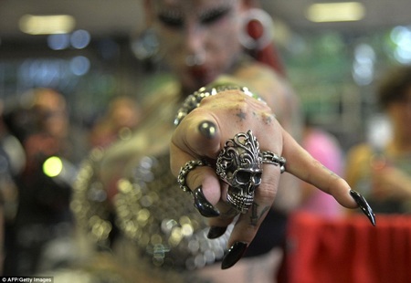 Không chỉ nhuộm từ đầu tới chân, Maria Christerna xiên rang nanh và khuyên lưỡi. (Nguồn: Dailymail)